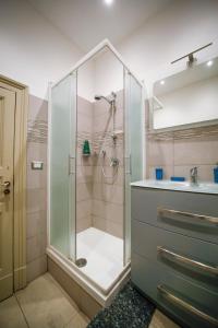ein Bad mit einer Dusche und einem Waschbecken in der Unterkunft La casa di Marcello in Catania