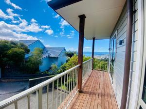 uma varanda com vista para o oceano em ROOM IN GREAT SEA VIEW HOUSE em Wellington