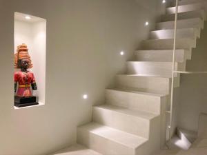 - un escalier dans une chambre avec une statue sur le mur dans l'établissement Smiling Sparrows 1 and 2 Bedroom Villas, à Udaipur 85 autres photos
