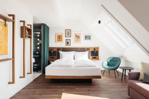 ein Schlafzimmer mit einem Bett und einem Stuhl in der Unterkunft Hotel Schani UNO City in Wien