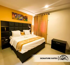 ein Schlafzimmer mit einem großen Bett in einem Zimmer in der Unterkunft LA GRANITA HOTEL AND SUITES in Ado Ekiti