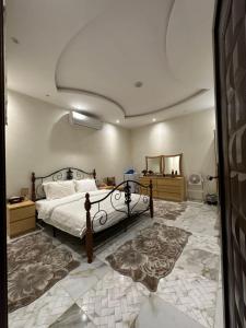 ein Schlafzimmer mit einem großen Bett und ein Zimmer mit Spiegeln in der Unterkunft استراحة صيفيه بالهدا الطائف in Al Hada
