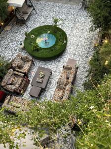 un jardín con una pequeña fuente en un patio en استراحة صيفيه بالهدا الطائف en Al Hada
