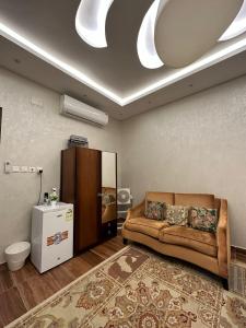 ein Wohnzimmer mit einem Sofa und einem Teppich in der Unterkunft استراحة صيفيه بالهدا الطائف in Al Hada