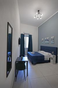 sypialnia z łóżkiem i stołem z krzesłem w obiekcie B&B La Cassa Armonica w mieście Pozzuoli