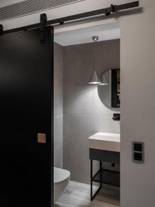 W łazience znajduje się toaleta, umywalka i lustro. w obiekcie Zen House Crete w mieście Palaiokastro