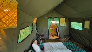 Cette chambre comprend une tente avec un lit. dans l'établissement Kananga Special Tented Camp, à Banagi