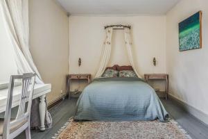 Säng eller sängar i ett rum på Large Stylish Charming House With Big Garden