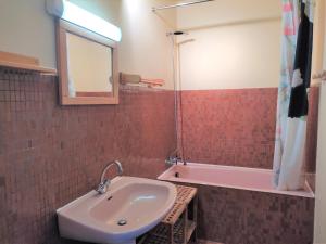 Kúpeľňa v ubytovaní Appartement face mer avec garage, proche plage - FR-1-652-29 + 21 fotografií