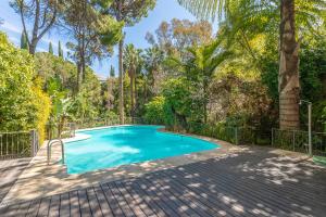 Basen w obiekcie Lujoso Apartamento con piscina en Paseo Maritimo Marbella lub w pobliżu