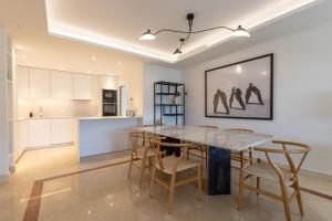 Kuchnia lub aneks kuchenny w obiekcie Lujoso Apartamento con piscina en Paseo Maritimo Marbella