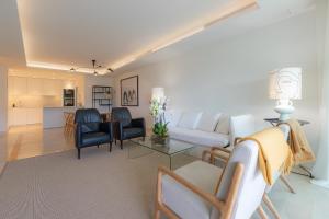 salon z kanapą i stołem w obiekcie Lujoso Apartamento con piscina en Paseo Maritimo Marbella w Marbelli