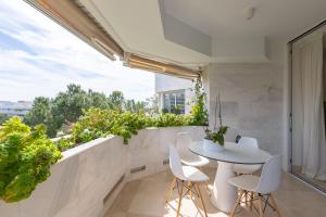 Balkon lub taras w obiekcie Lujoso Apartamento con piscina en Paseo Maritimo Marbella