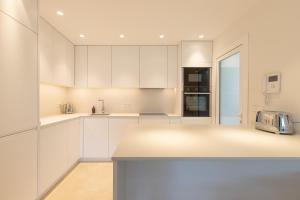 Kuchnia lub aneks kuchenny w obiekcie Lujoso Apartamento con piscina en Paseo Maritimo Marbella