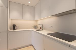 Kuchnia lub aneks kuchenny w obiekcie Lujoso Apartamento con piscina en Paseo Maritimo Marbella