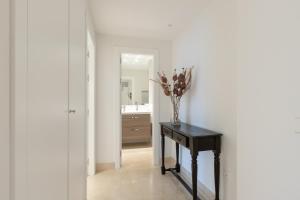 Zdjęcie z galerii obiektu Lujoso Apartamento con piscina en Paseo Maritimo Marbella w Marbelli