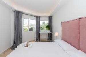 Łóżko lub łóżka w pokoju w obiekcie Lujoso Apartamento con piscina en Paseo Maritimo Marbella