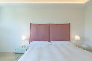 Łóżko lub łóżka w pokoju w obiekcie Lujoso Apartamento con piscina en Paseo Maritimo Marbella