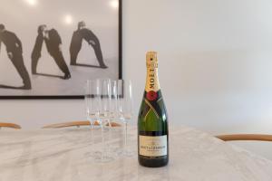 Napoje w obiekcie Lujoso Apartamento con piscina en Paseo Maritimo Marbella