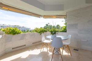 Balkon lub taras w obiekcie Lujoso Apartamento con piscina en Paseo Maritimo Marbella