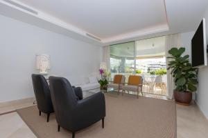 Część wypoczynkowa w obiekcie Lujoso Apartamento con piscina en Paseo Maritimo Marbella