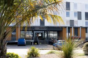 um edifício com um carro estacionado em frente em COWOOL TOULOUSE em Toulouse