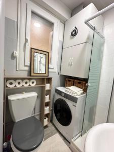 une petite salle de bains avec un lave-linge. dans l'établissement Studio avec vue Mer au pied de la Plage, à Saint-Cyprien