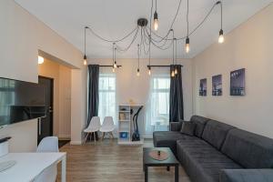 考纳斯Studio apartment Contrast By Polo Apartments的客厅里有一张沙发和一张桌子。