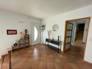 a living room with a table and a hallway at Charmante maison de 3 chambres - Proche de Montpellier in Prades-le-Lez
