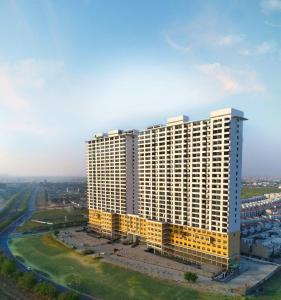 een luchtzicht op een groot hotelgebouw bij Sapphire Skies By BuddiesHome in Greater Noida