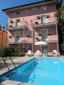 hotel z basenem przed budynkiem w obiekcie Villa Rosa w mieście Moniga