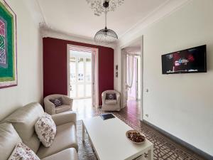 sala de estar con sofá y mesa en Modern Villa in Eixample with Sea Near, en Barcelona