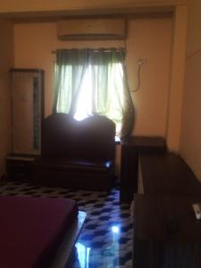 une chambre avec une fenêtre et un rideau dans l'établissement Hotel Raj Airport, à kolkata