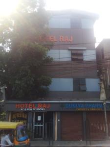 een hotel reynosa gebouw met een gele taxi ervoor bij Hotel Raj Airport in kolkata