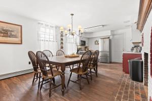 una sala da pranzo con tavolo e sedie di Federal on Exeter Circa 1805 Sleeps 8 a Exeter Altre 41 foto