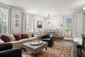 un soggiorno con un divano e un tavolo di Federal on Exeter Circa 1805 Sleeps 8 a Exeter