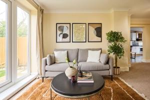 sala de estar con sofá y mesa en The Enfield Place - Elegant 4BDR House with Garden en Winchmore Hill