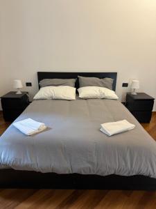 ein großes Bett mit zwei Handtüchern darüber in der Unterkunft Quarto Mare con giardino in Genua
