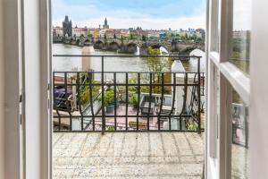 プラハにあるレジデンス カレル ブリッジの窓から川の景色を望めます。