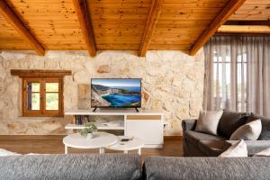 A television and/or entertainment centre at Mirabilia Loft - Amazing Views and Steps from Banana Beach