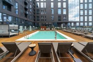 ein großes Gebäude mit einem Pool in der Mitte in der Unterkunft Boston Club Quarters by Orchard Group in Cambridge