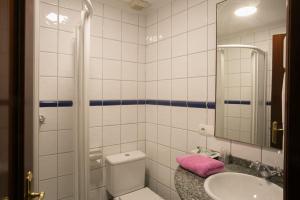 uma casa de banho com um lavatório, um WC e um espelho. em Casa Lola em Talarn