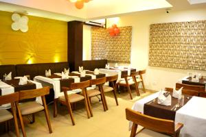restauracja ze stołami i krzesłami w pokoju w obiekcie HOTEL KRRISH w mieście Patna