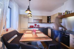 Kuchyň nebo kuchyňský kout v ubytování Appartements Das Charlie
