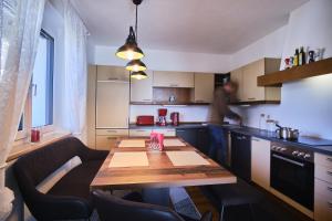 Kuchyň nebo kuchyňský kout v ubytování Appartements Das Charlie
