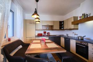 Η κουζίνα ή μικρή κουζίνα στο Appartements Das Charlie