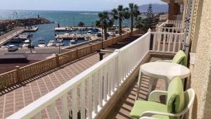 balcón con mesa y sillas y puerto deportivo en Casa ADA, el balcón del mar, en Villaricos