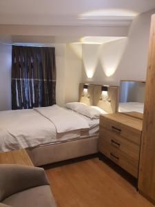 ein Schlafzimmer mit 2 Betten und einem Stuhl darin in der Unterkunft KADIKÖY BRISTOL HOTEL in Istanbul