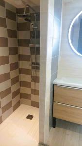 Ένα μπάνιο στο Maison de bourg - wifi - checkin autonome