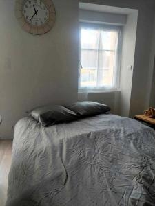 Ένα ή περισσότερα κρεβάτια σε δωμάτιο στο Maison de bourg - wifi - checkin autonome +4 φωτογραφίες